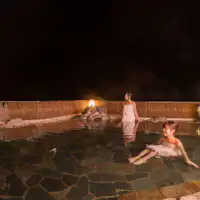 อ่างอาบน้ำกลางแจ้งสไตล์ญี่ปุ่นที่ให้ความรู้สึกโปร่งโล่ง (วิวกลางคืน)