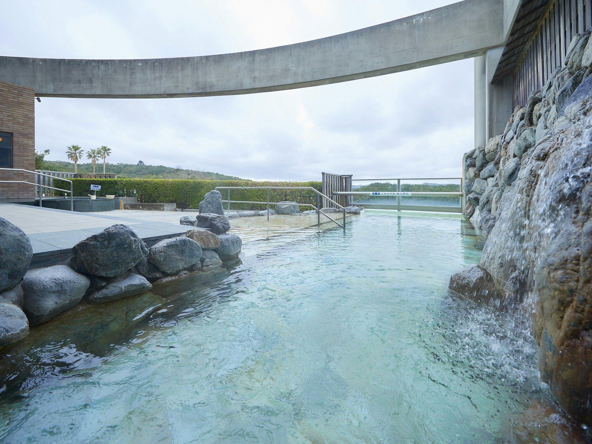 天然温泉「ひまわりの湯」露天風呂