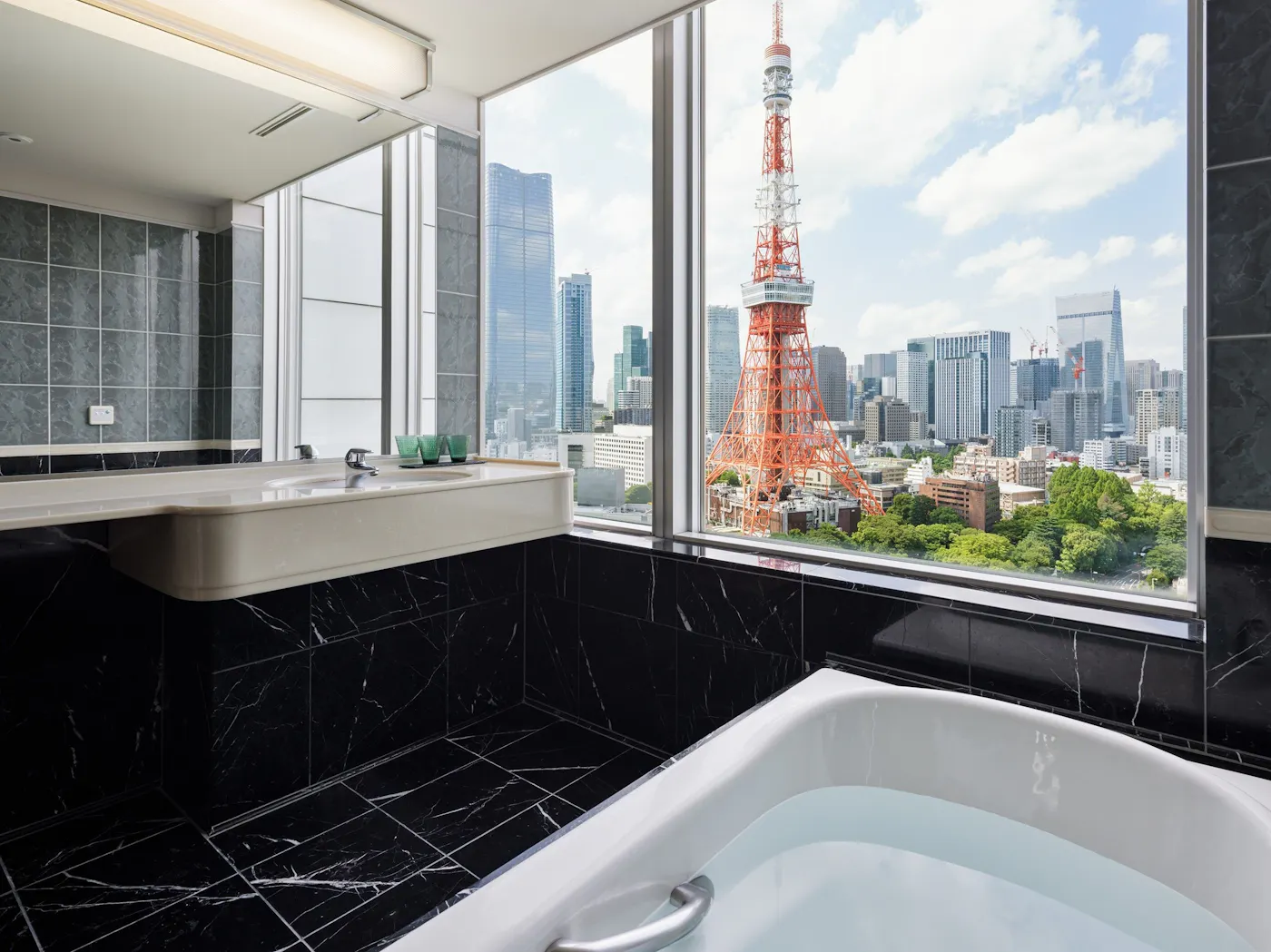 ザ・プリンス パークタワー東京:東京タワーを望むバスルーム