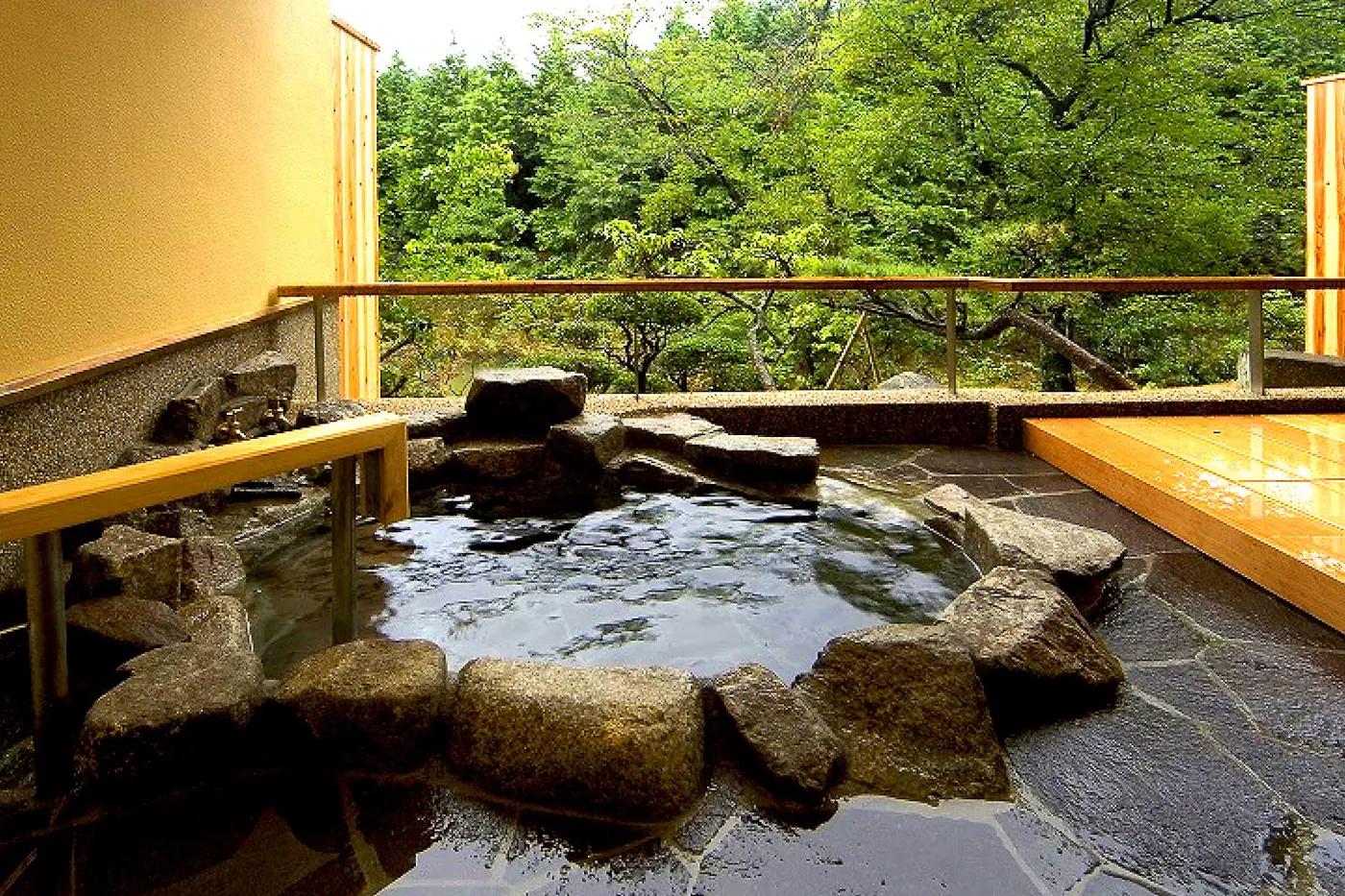 夢乃井庵 夕やけこやけ：岩造りの露天風呂