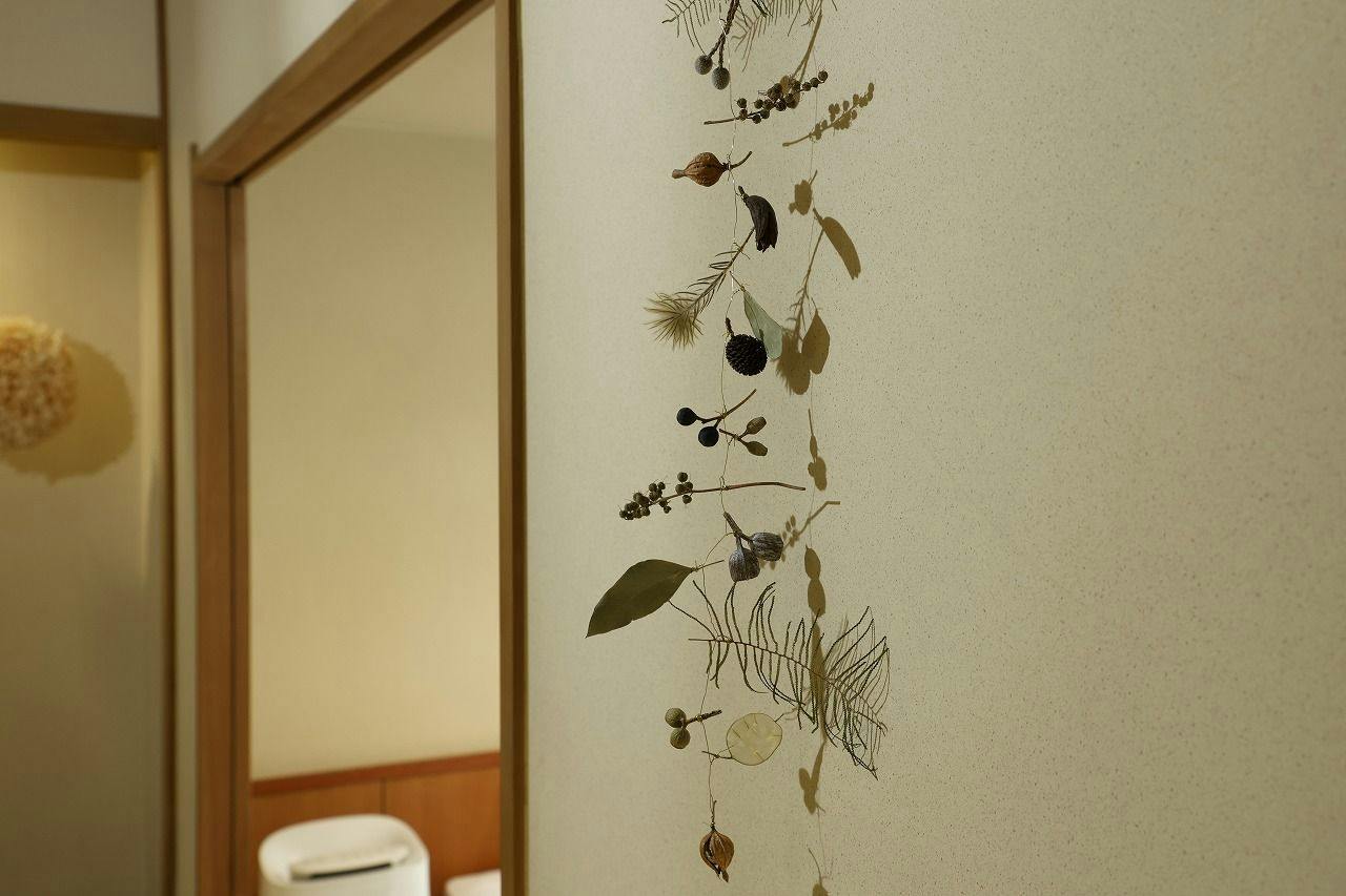 小野市の花屋が手作りした木の実のモビール