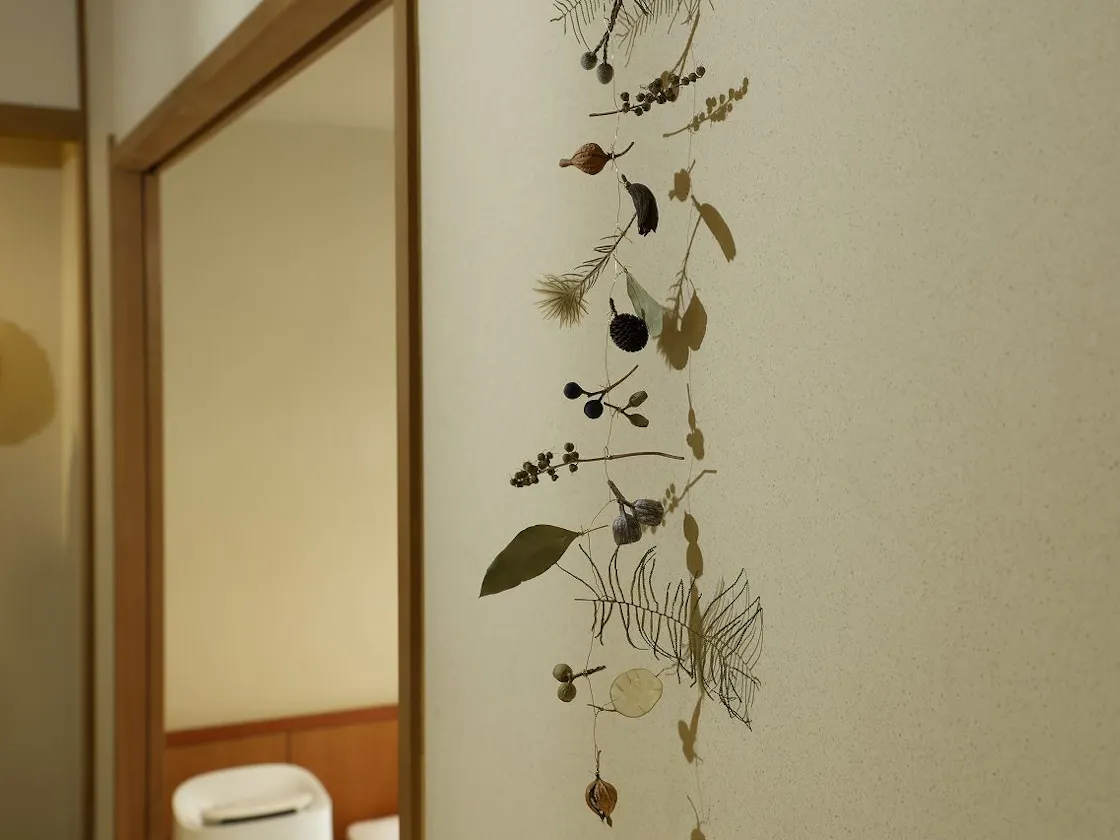 小野市の花屋が手作りした木の実のモビール