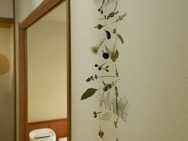 小野市の花屋が手作りした木の実のモビール