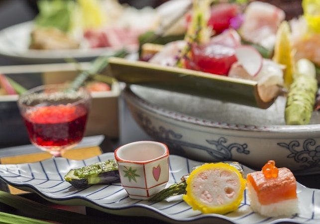Menu kaiseki Jepang yang berubah setiap bulan