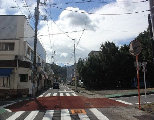 Lanjutkan di jalan depan Stasiun Minami-Ito, lalu belok kanan (rel di sebelah kiri).