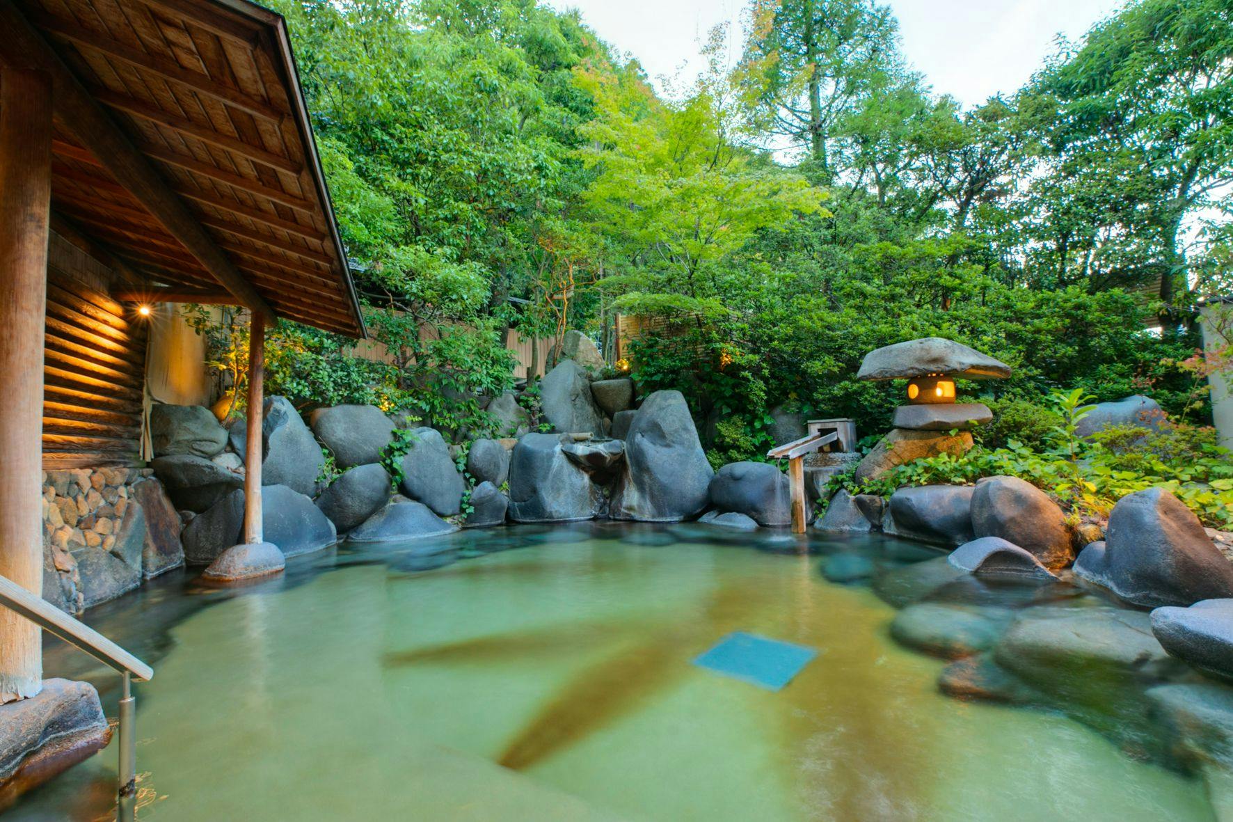 Mata air panas Kihada no Yu 'Ukidono' kolam mandi terbuka