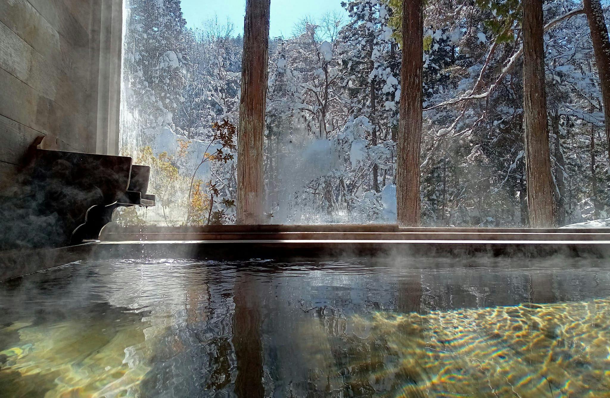 อ่างอาบน้ำไม้ฮิโนกิฤดูหนาว