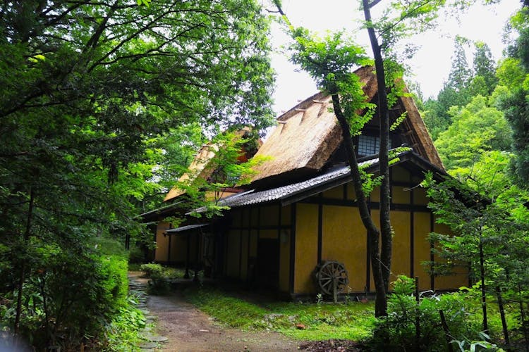 苅安・位山　離れ　＜日本の伝統技術が息づく合掌造り＞のサムネイル画像