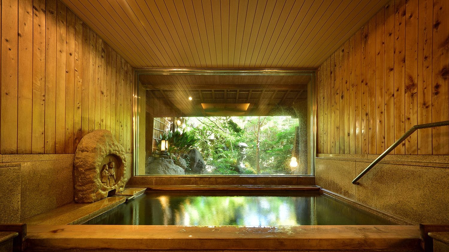 木造りの月待ちの湯