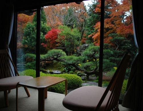 秋月の間より、秋の紅葉を望む