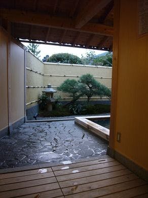 露天風呂アプローチ