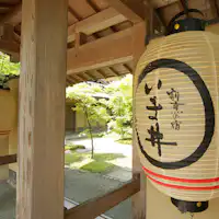 緩やかな坂を上った先に門を構えます