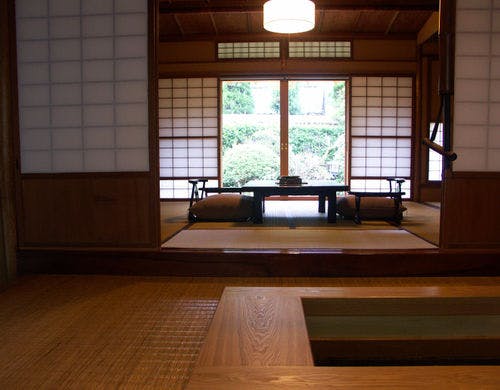 客室一例　萱葺きの天城山房の間