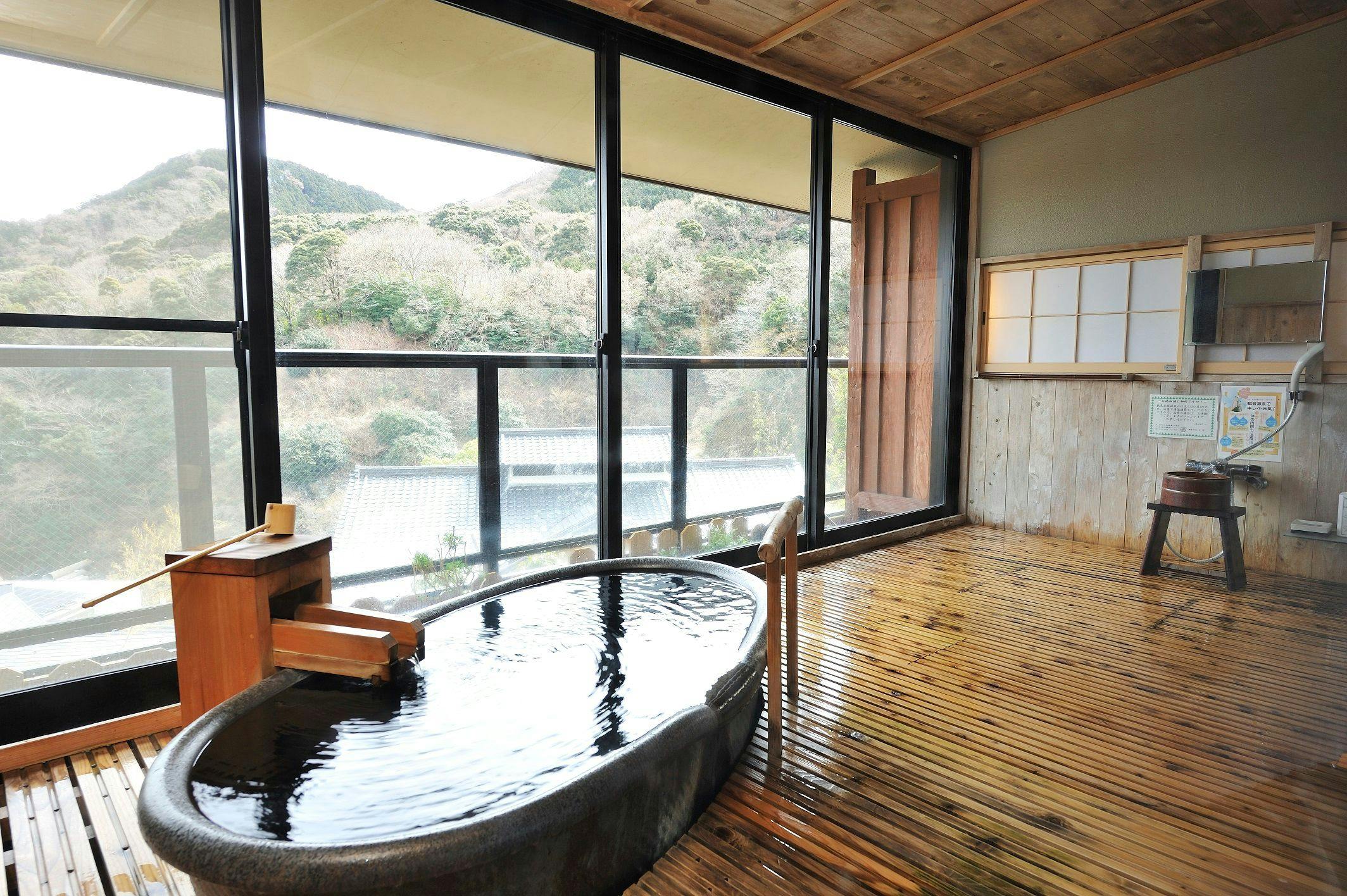 飲泉、自家源泉かけ流しの秘湯　観音温泉