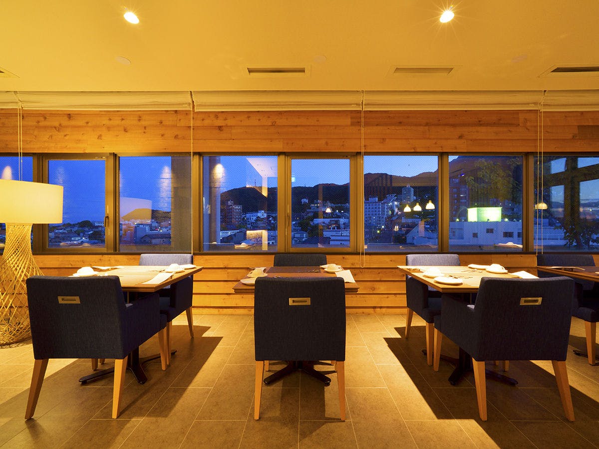 ■Restaurant麓-Roku-■開放感ある室内から