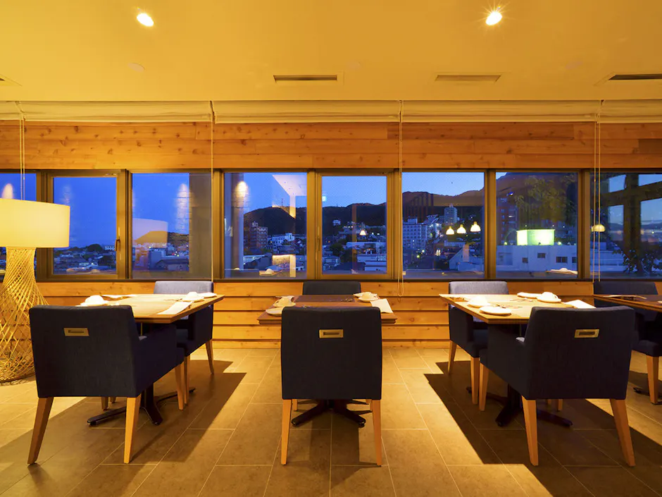 ヴィラ・コンコルディア リゾート&スパ Restaurant麓-Roku- 開放感ある室内から