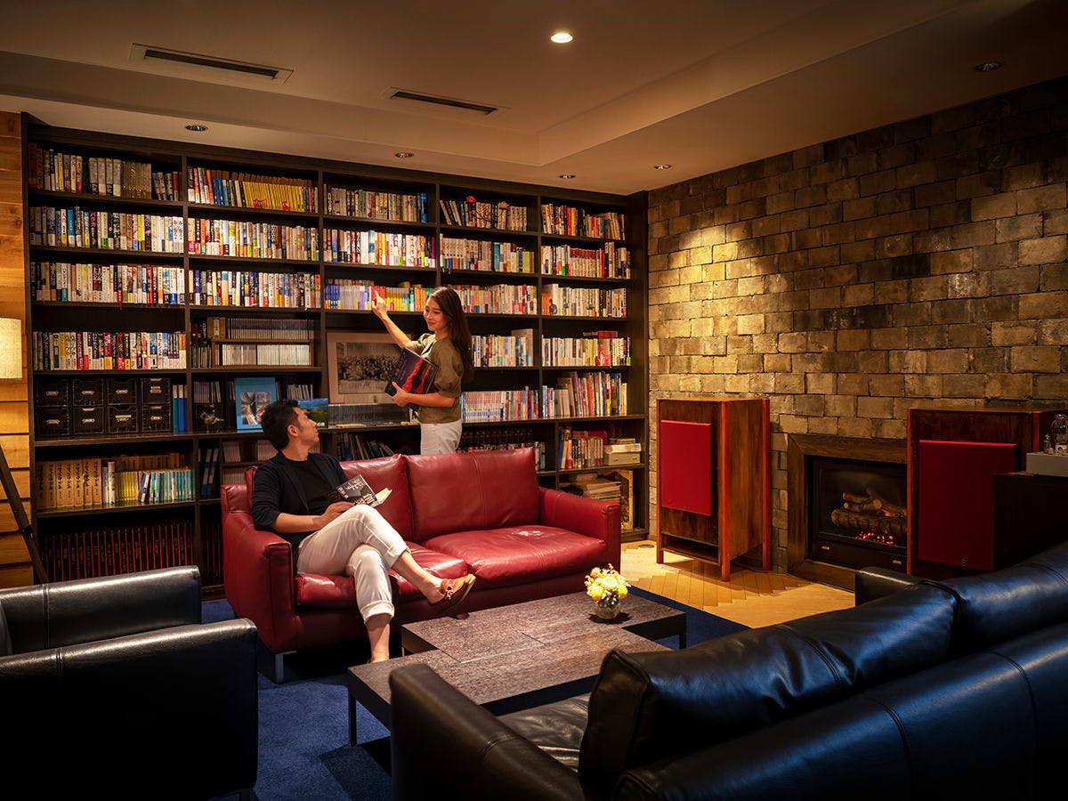 北欧家具と暖炉を設えた落ち着きある空間