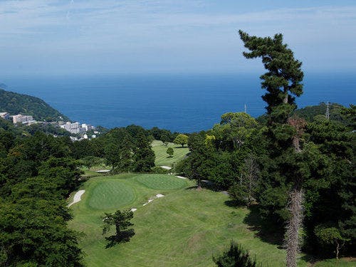 ความแตกต่างระหว่างสนามกอล์ฟสีเขียวและทะเลสีฟ้า