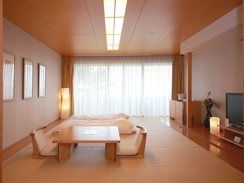 ห้องพักสไตล์ญี่ปุ่นกว้างขวางพร้อมอ่างอาบน้ำกลางแจ้งบางส่วน.