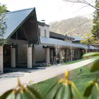 支笏湖に凛と建つ「癒しの宿」