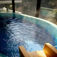 清々しい青色の陶器風呂