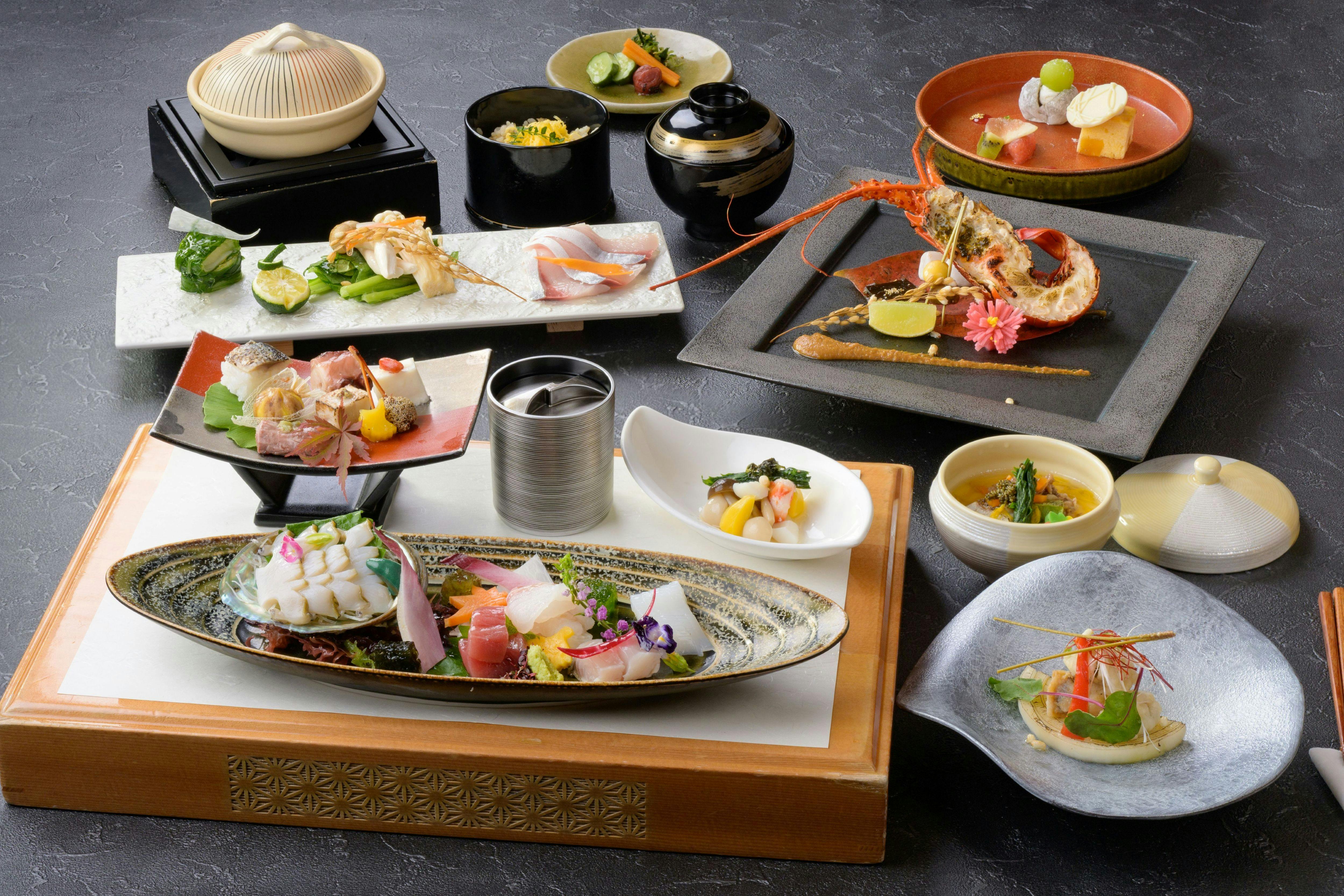 【夕食は後半席（20時前後確約）で最大2,200円OFF】伊勢海老・鮑付　味覚プランをお得に堪能