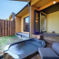 นี่คือห้องพักสุดหรูที่มีห้องน้ำสองห้อง