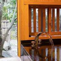 浴室は1ヶ所、中庭を眺めながら