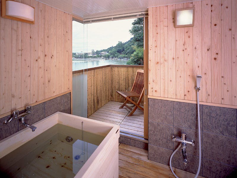 川側に面した展望檜風呂（嵐山温泉）