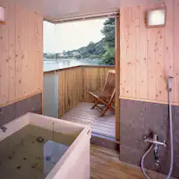 川側に面した展望檜風呂(嵐山温泉)