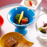 夕陽溫柔的光芒引領晚餐的開始。