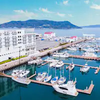 ヨットハーバー沿いのリゾートホテル