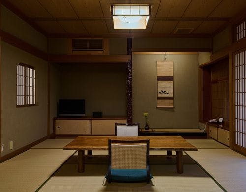 次の間付き和室（眺望：日本庭園）