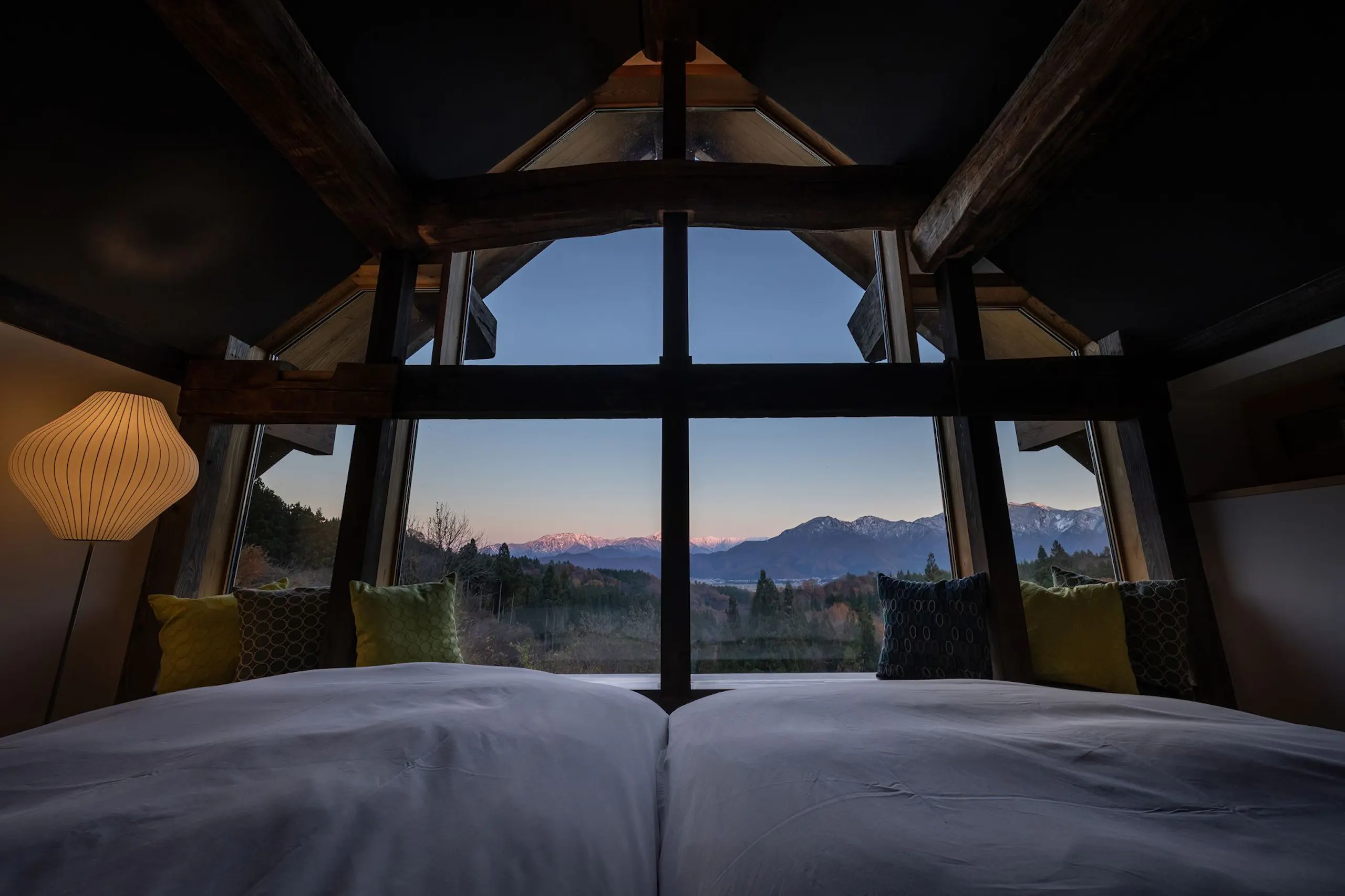 里山十帖の150年の古民家をリノベーションしたロビー空間