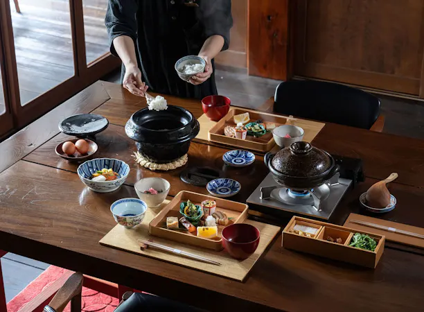 朝食は炊き立てごはんと味噌汁。