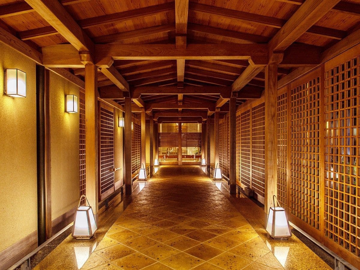 ～ライトアップされた廊下～