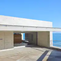 ทางเข้าและล็อบบี้อยู่ที่ชั้น 8