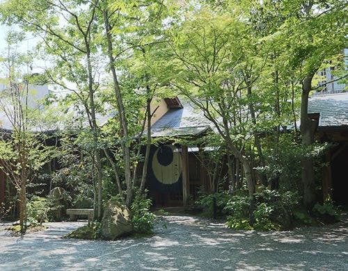 位於霧島溫泉鄉的中心，但環境寧靜。