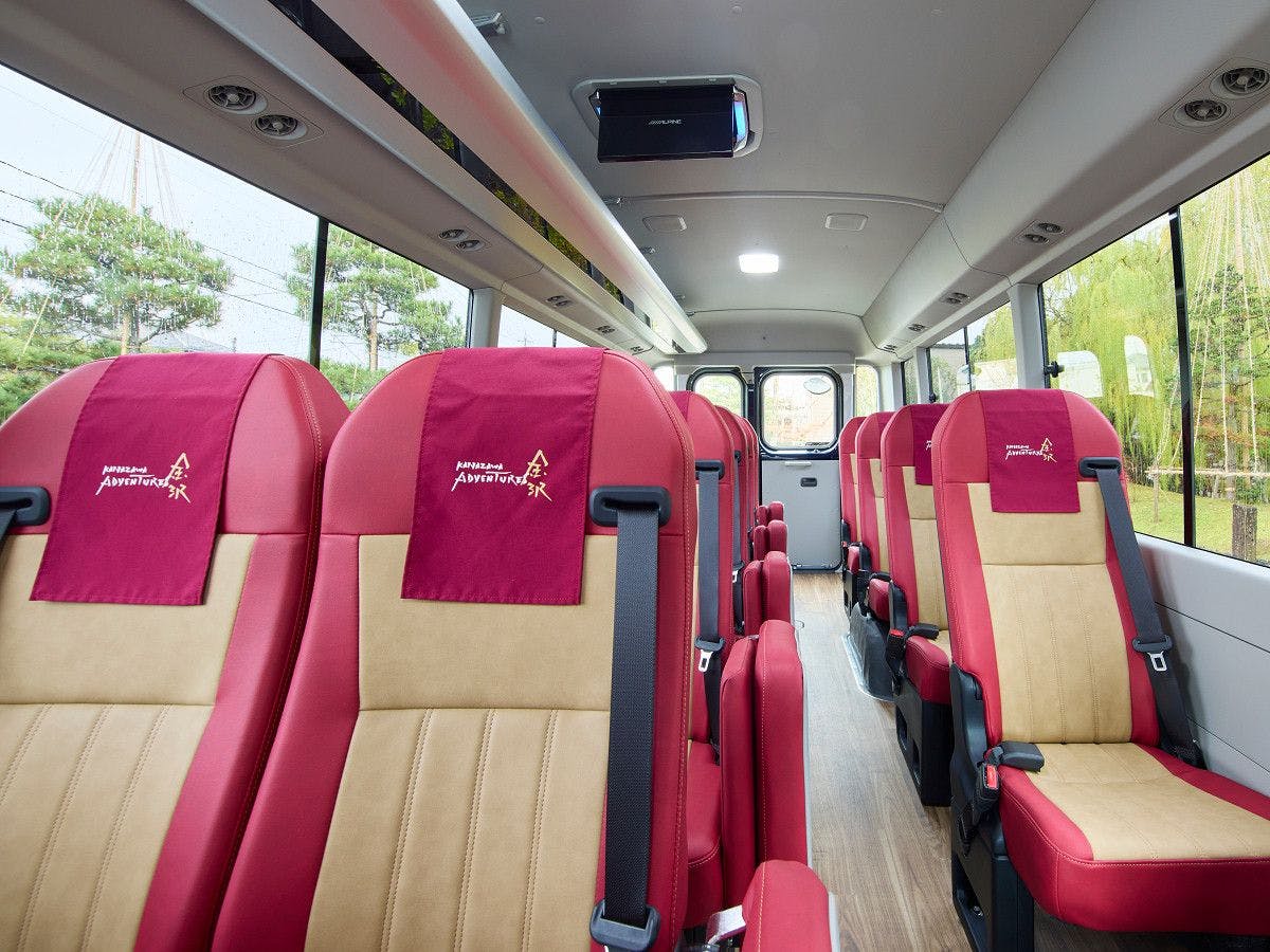 請在豪華內裝的巴士上放鬆身心。