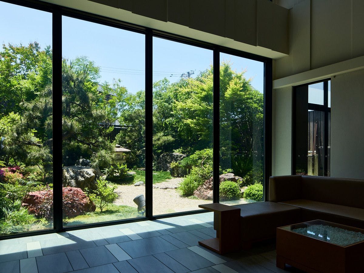 面向山中庭園的開放式大廳。