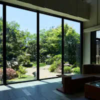 面向山中庭園的開放式大廳。