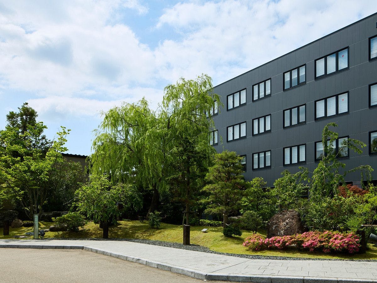 飯店前可欣賞季節草木。