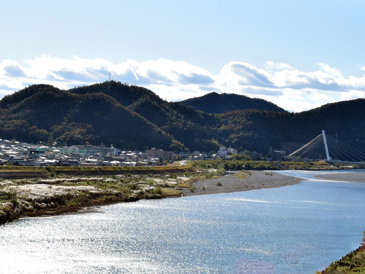 Pemandangan menghadap Sungai Nagara dan Gunung Kinka
