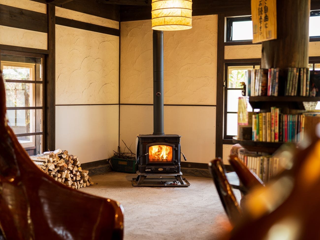 ロビーを温める暖炉