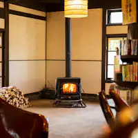 ロビーを温める暖炉