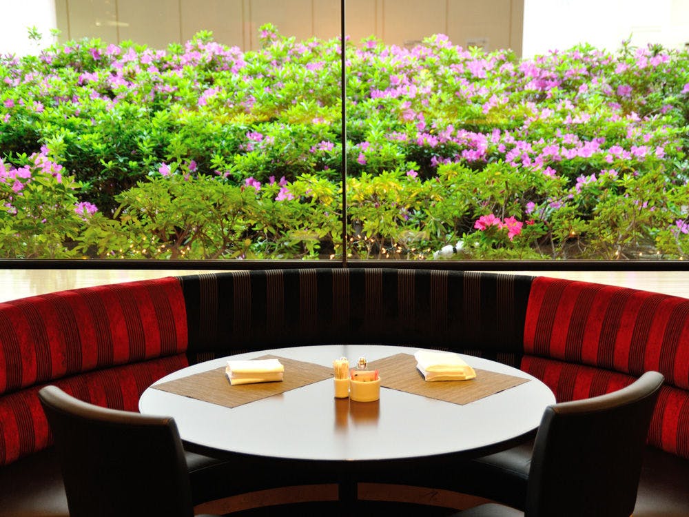 1階　カフェダイニング「アゼリア」