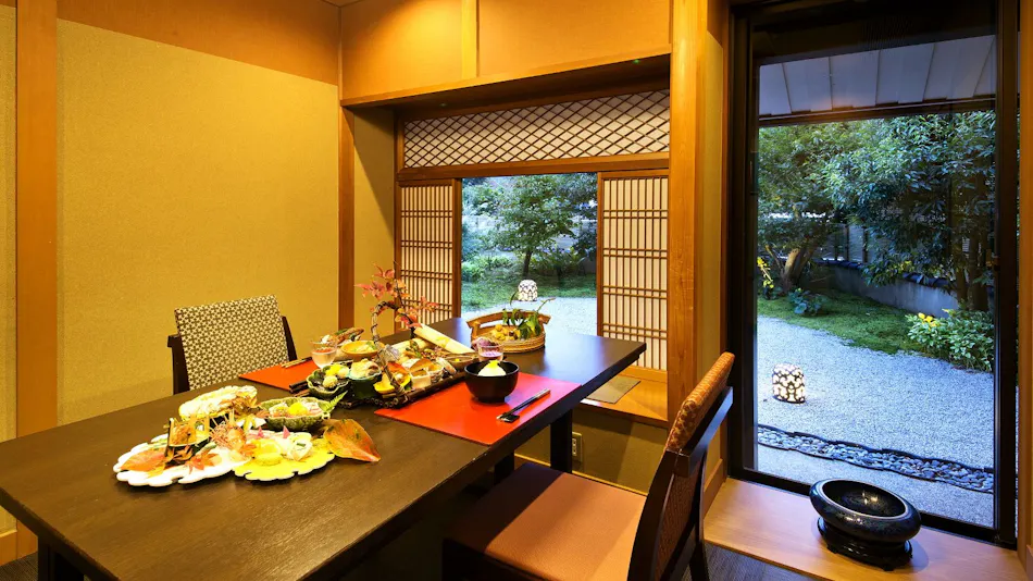 Kanazawa Yuwaku Onsen Hyakurakuso