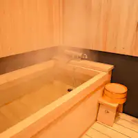 อ่างอาบน้ำไม้ฮิโนกิ (มีในทุกห้องพัก)