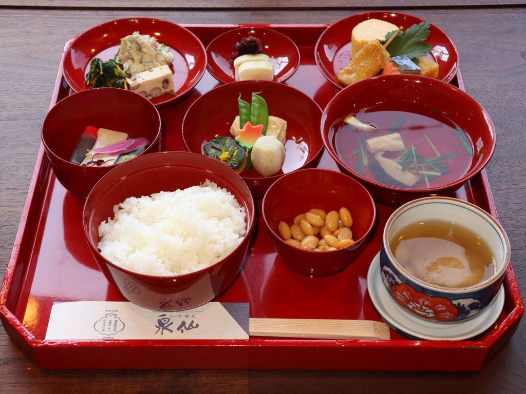 อาหารเช้าสไตล์ญี่ปุ่นจากร้านอาหารดั้งเดิม 'Izumi Sen'