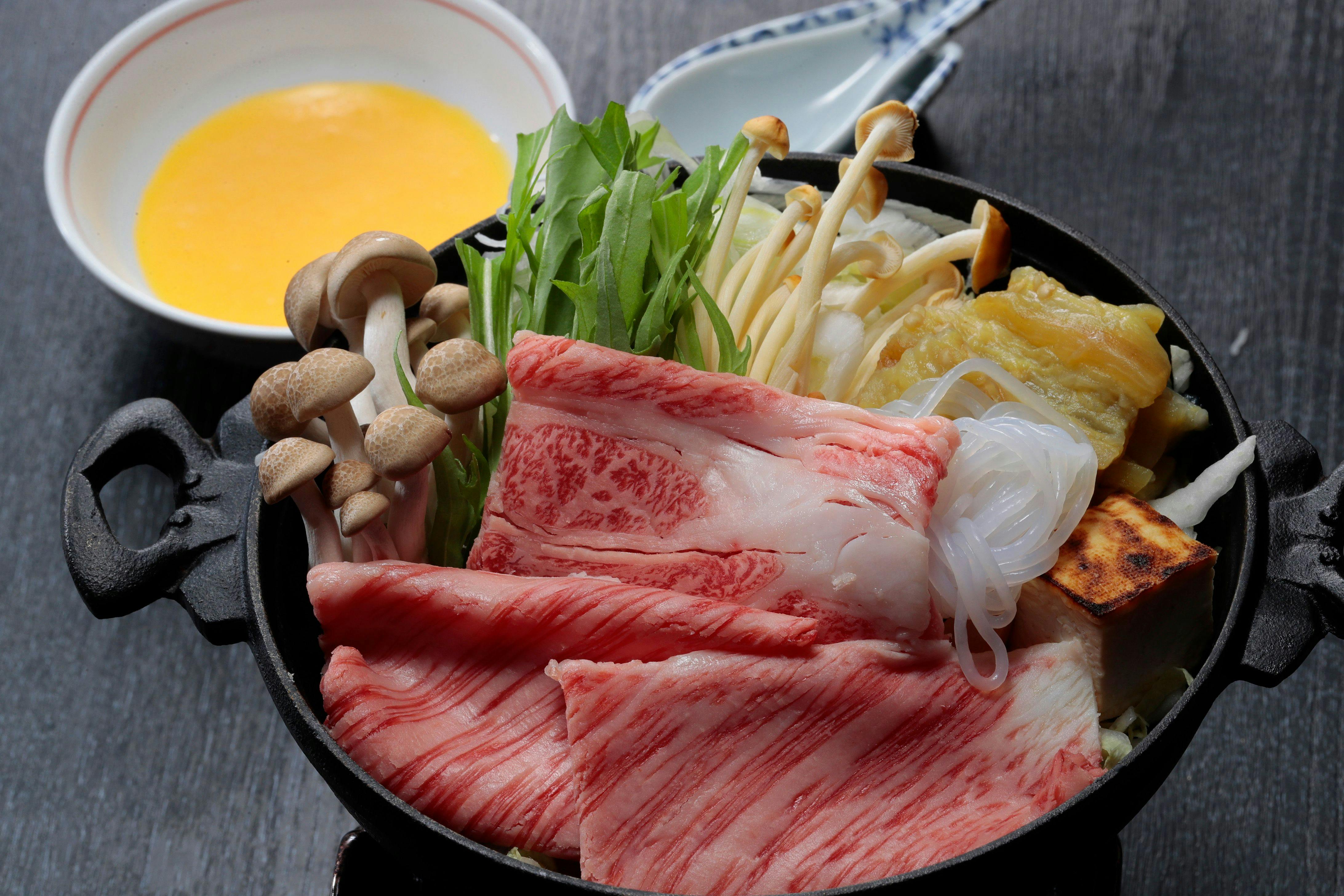 Disiapkan dengan panggangan keramik atau sukiyaki sesuai musim.